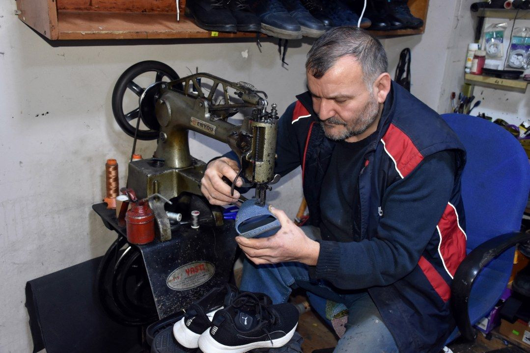 Hendek'teki 35 Yıllık Ayakkabı Tamircisi, Çırak Bulamıyor! Ayakkabı tamirine ilgi çok, çırak yok - Sayfa 1