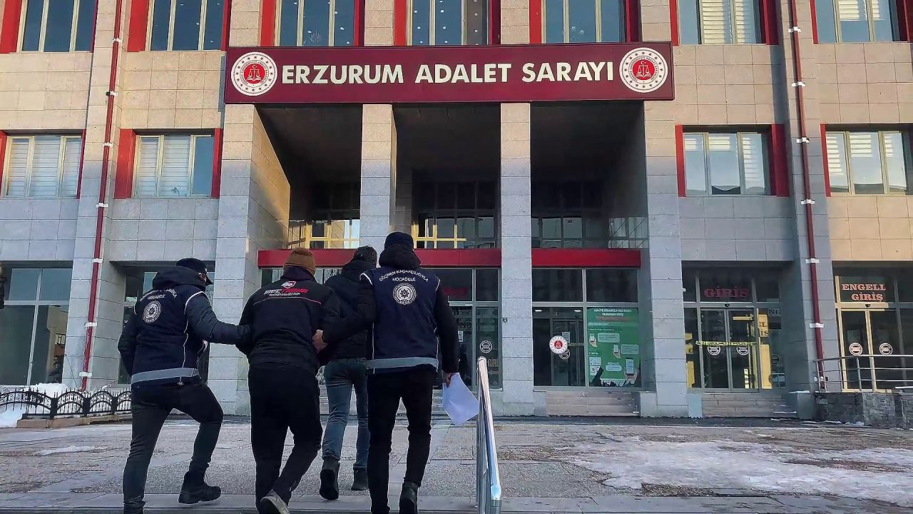 Saman Balyalarının İçinde 11 Kaçak Göçmen Çıktı! - Sayfa 1