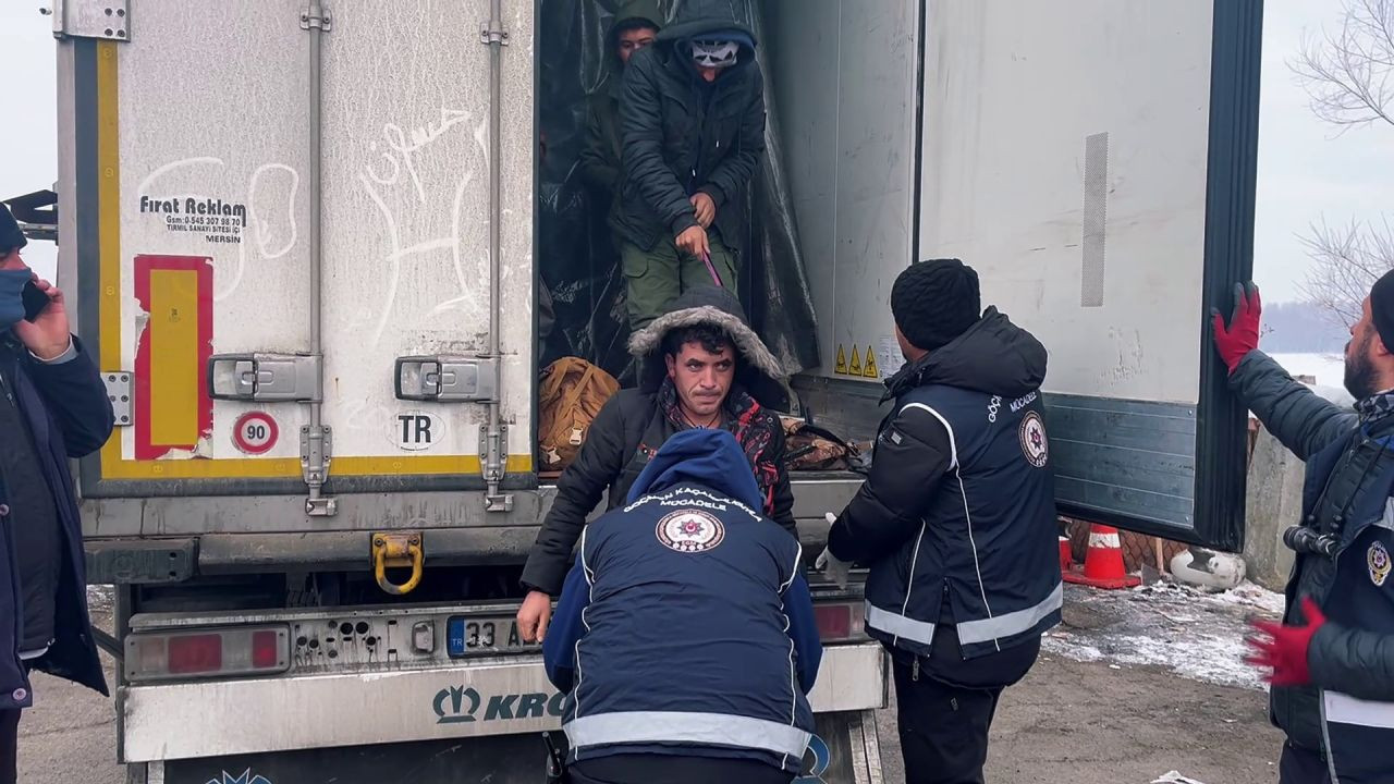 Saman Balyalarının İçinde 11 Kaçak Göçmen Çıktı! - Sayfa 4