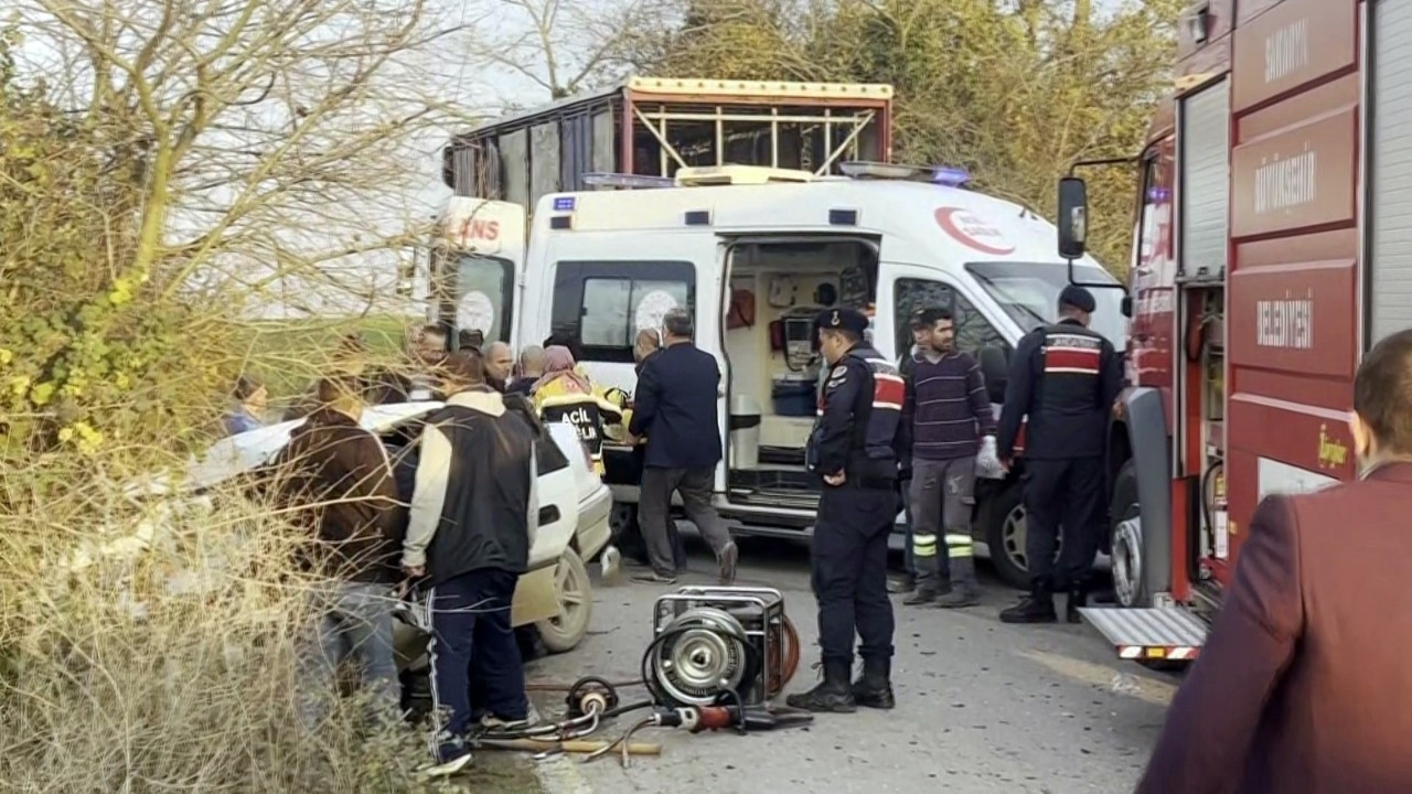 Sakarya’da Kamyon ve Otomobil Kafa Kafaya Çarpıştı: 2 Ağır Yaralı