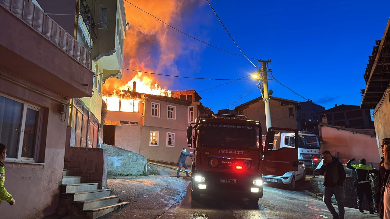 Bursa'da Çıkan Yangında 3 Ev Küle Döndü