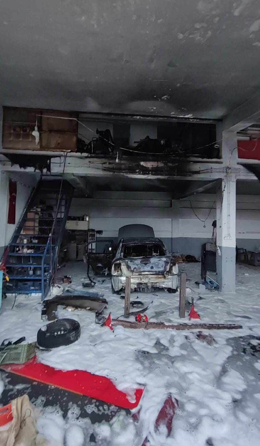 Isparta'da Oto Tamircisinde Patlama: İş Yeri Alevlere Teslim Oldu - Sayfa 1