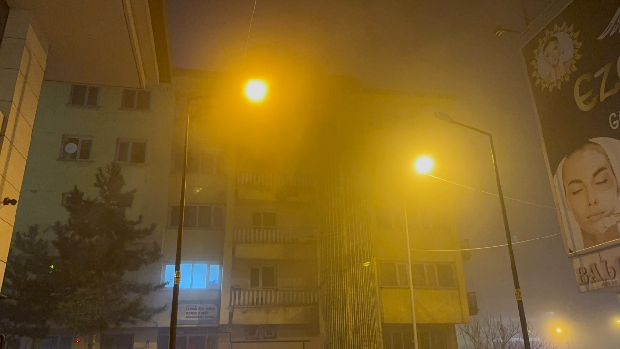 Tatvan'da Yoğun Sis Hayatı Olumsuz Etkiledi: Görüş Mesafesi 10 Metreye Kadar Düştü