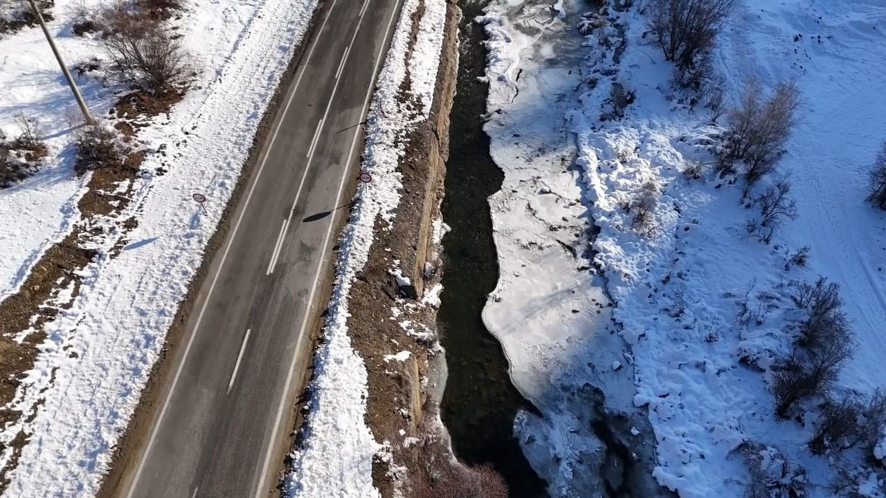 Tunceli’de, Pülümür Çayı yer yer buz tuttu