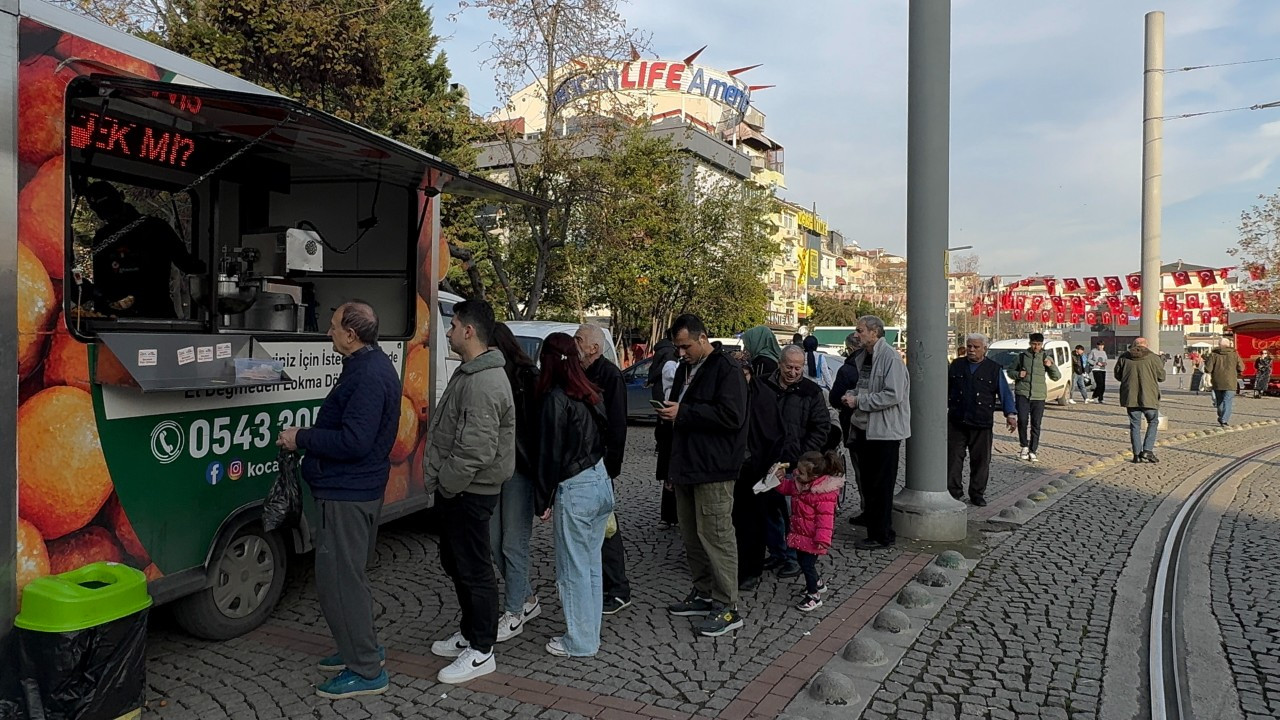 Aldığı hisseler çakılınca, patron gitsin diye lokma dağıttı