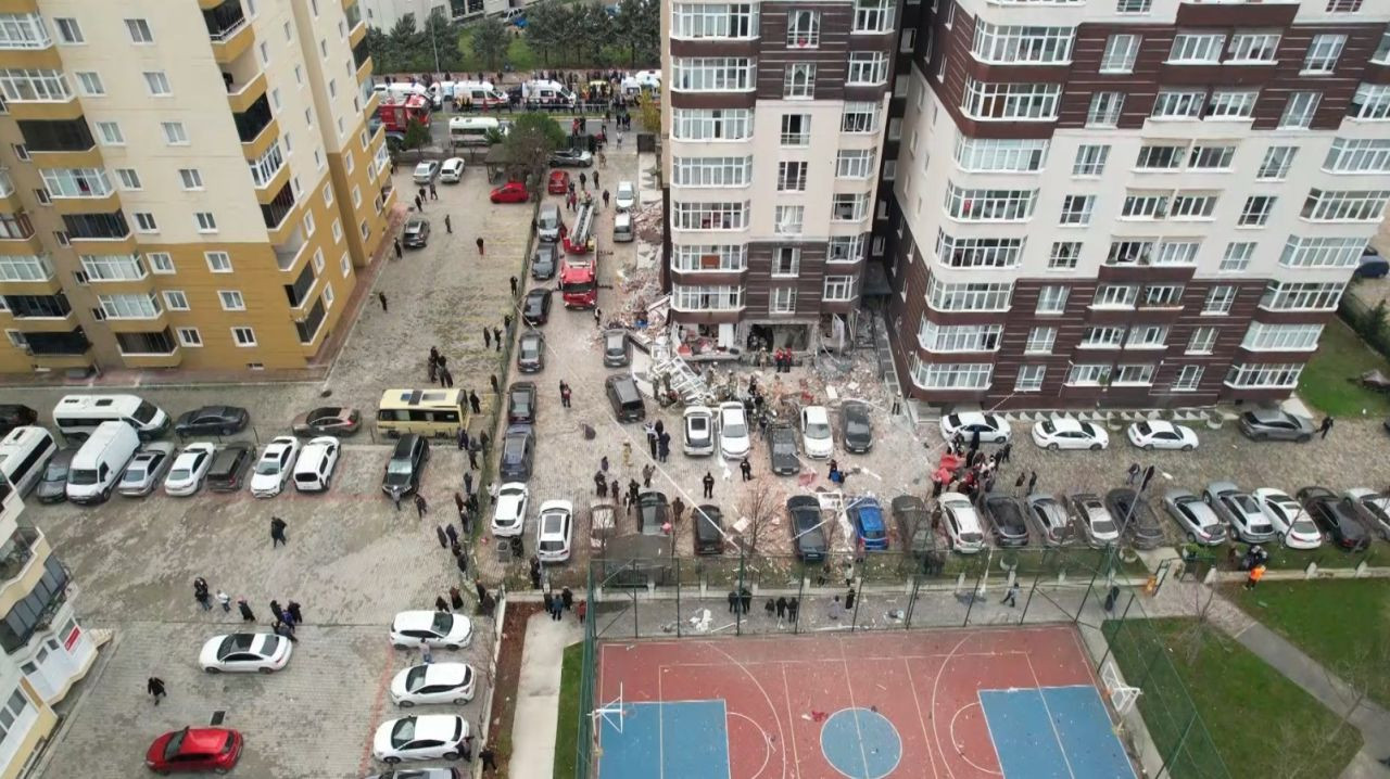 Beylikdüzü'nde 14 katlı bir binada patlama: 1 ölü, 3 yaralı - Sayfa 4