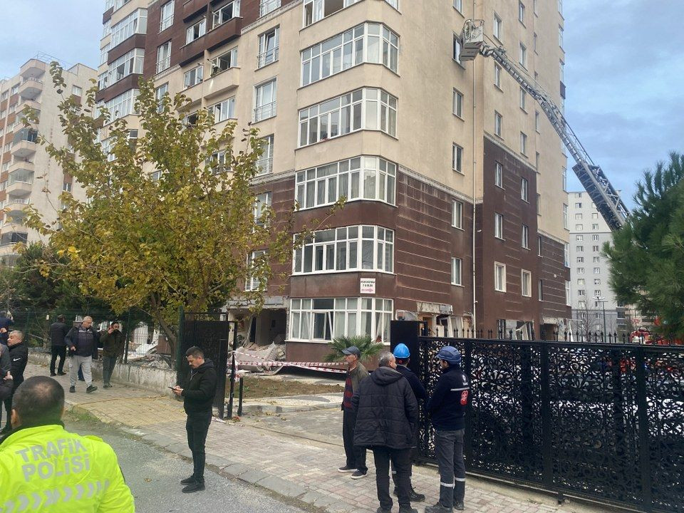 Beylikdüzü'nde 14 katlı bir binada patlama: 1 ölü, 3 yaralı - Sayfa 6