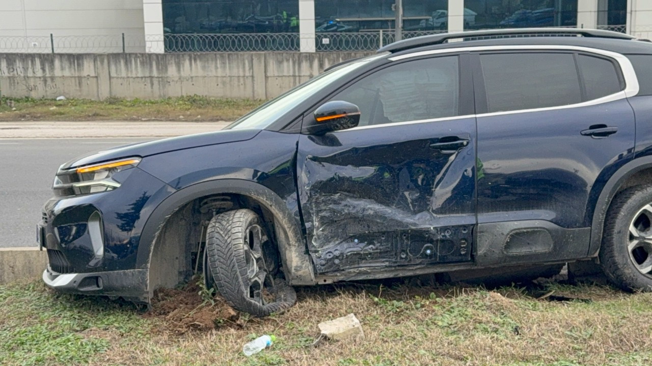 Düzce'de çarpışan araçlar refüje çıktı: 2 yaralı