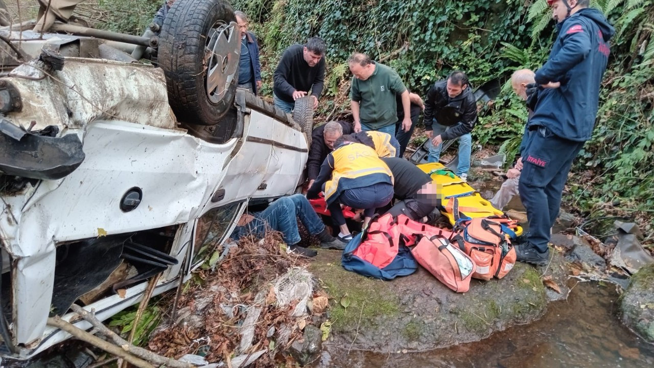 Trabzon'da Otomobil Dereye Uçtu: 2 Yaralı