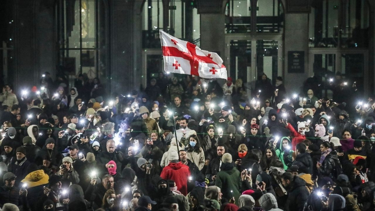 Gürcistan Parlamentosunda Havai Fişekli Protesto Sürüyor: 48 Gözaltı