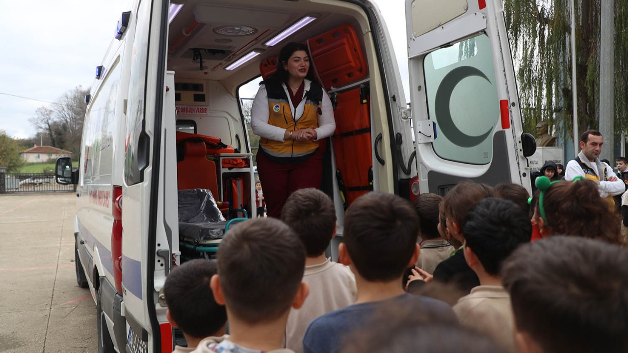 Miniklere Sağlıkta İlk Müdahale Eğitimi: Büyükşehir Belediyesi Ambulansla Okullarda