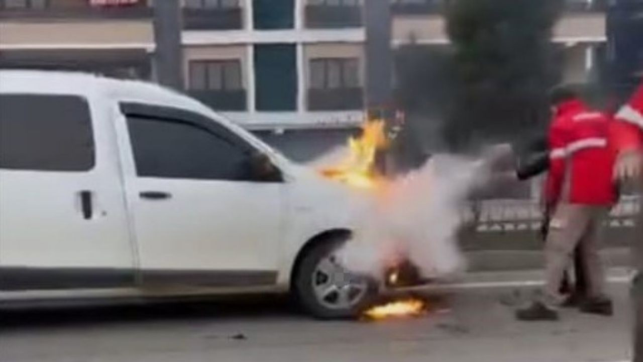 Seyir halindeki hafif ticari araç yandı!