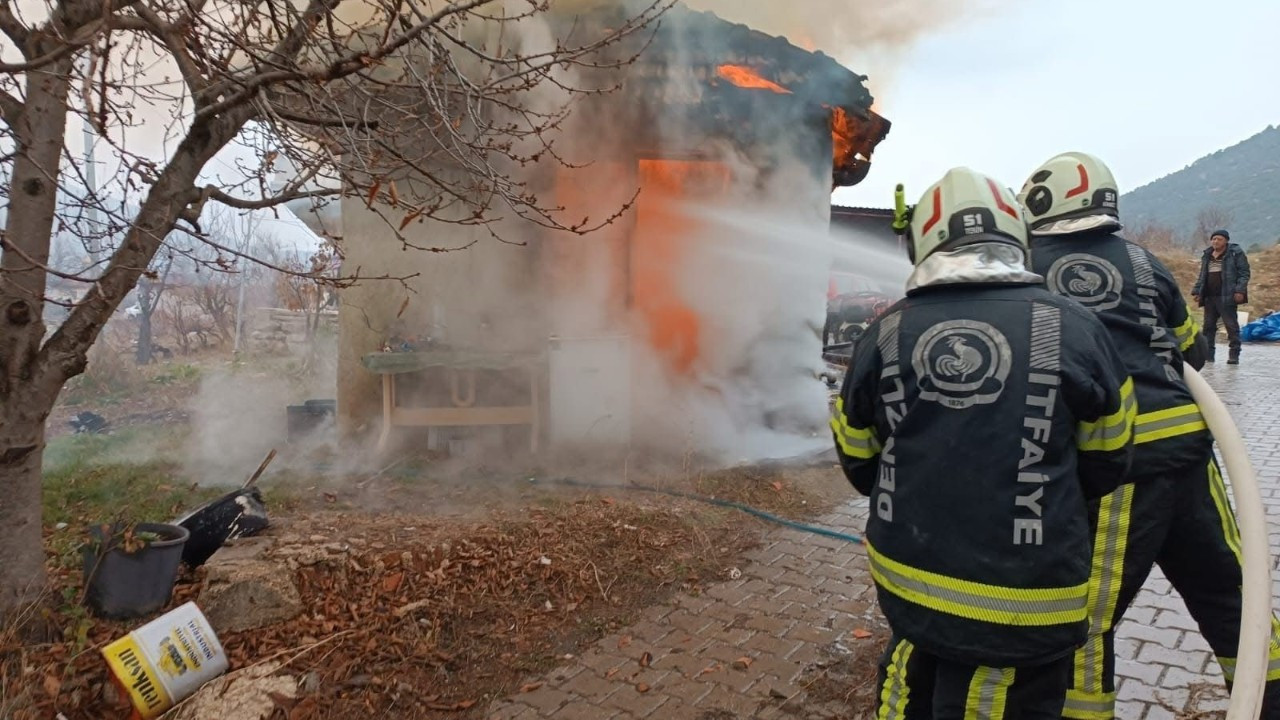 Alevlerin Sardığı Tek Katlı İşyeri Kullanılamaz Hale Geldi