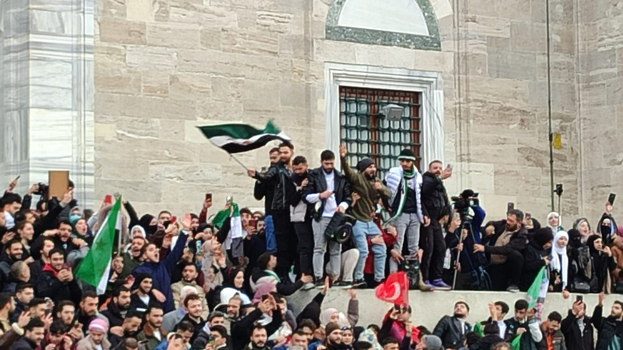 Fatih Camii'nde Toplanan Suriyeliler, Esad Rejiminin Devrilmesini Kutluyor