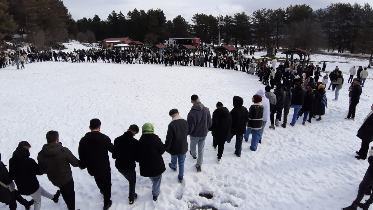 Bolu'da Karlar Altında Hamsi Ve Horon Keyfi