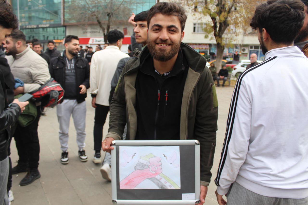 Siirt'teki Suriyeliler, Esed Rejiminin Sonunu Coşkuyla Kutladı - Sayfa 1