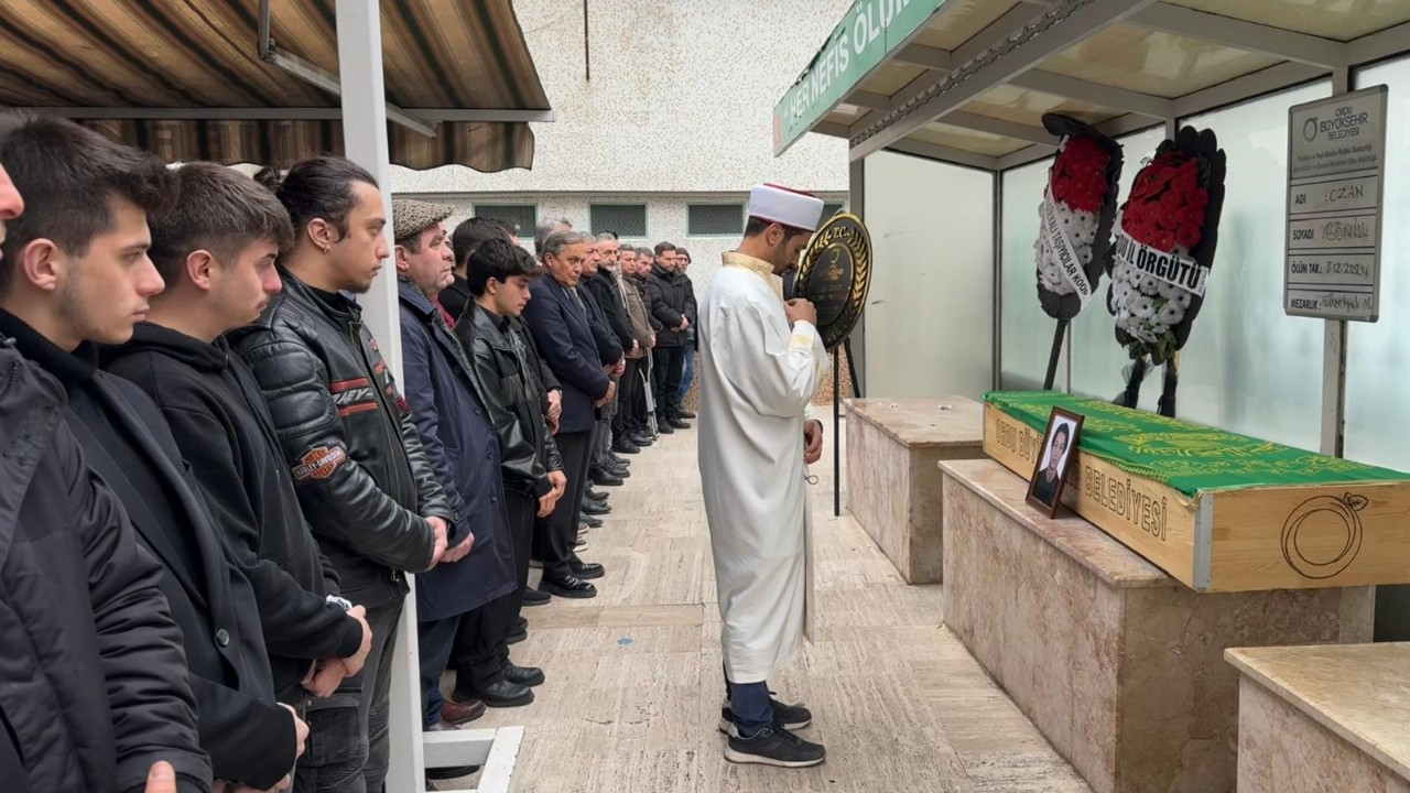 Yolun Karşısına Geçerken Otomobilin Çarptığı Genç Hayatını Kaybetti!