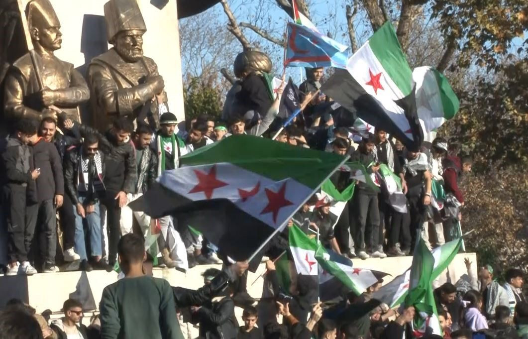 İstanbul'da Suriyelilerden Saraçhane'de Esed Rejiminin Sonuna Coşkulu Kutlama - Sayfa 1