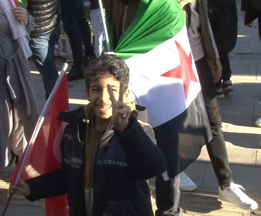 İstanbul'da Suriyelilerden Saraçhane'de Esed Rejiminin Sonuna Coşkulu Kutlama - Sayfa 3