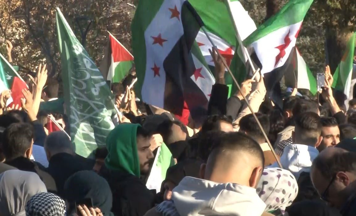 İstanbul'da Suriyelilerden Saraçhane'de Esed Rejiminin Sonuna Coşkulu Kutlama - Sayfa 2