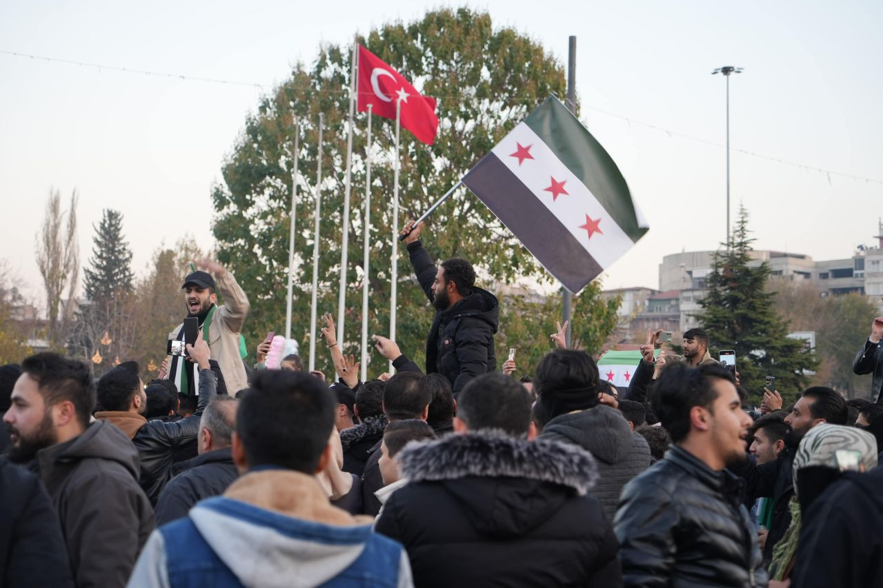 Gaziantep’te Suriyeliler Esad Rejiminin Çöküşünü Coşkuyla Kutladı - Sayfa 1