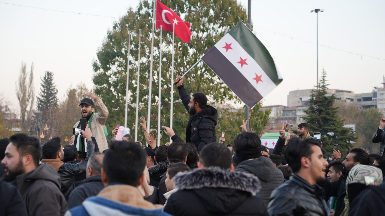 Gaziantep’te Suriyeliler Esad Rejiminin Çöküşünü Coşkuyla Kutladı