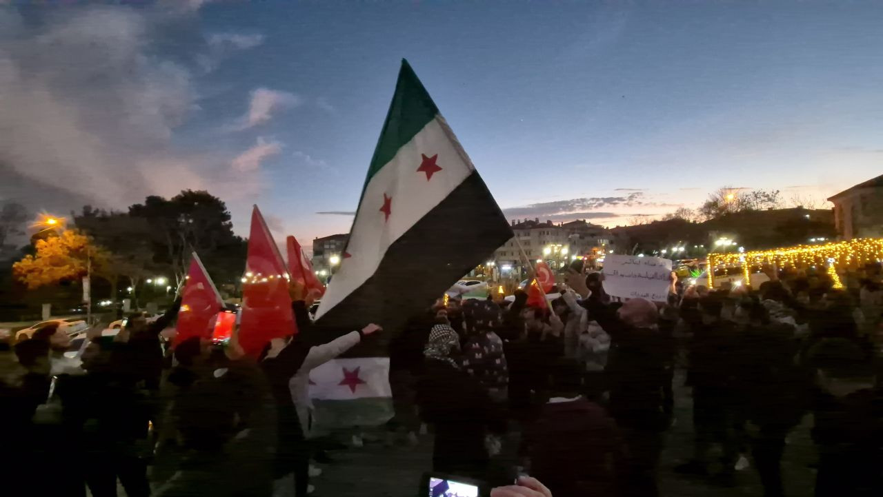 Tekirdağ’da Suriyelilerden Zafer Namazıyla Esad Rejiminin Düşüşüne Kutlama - Sayfa 1