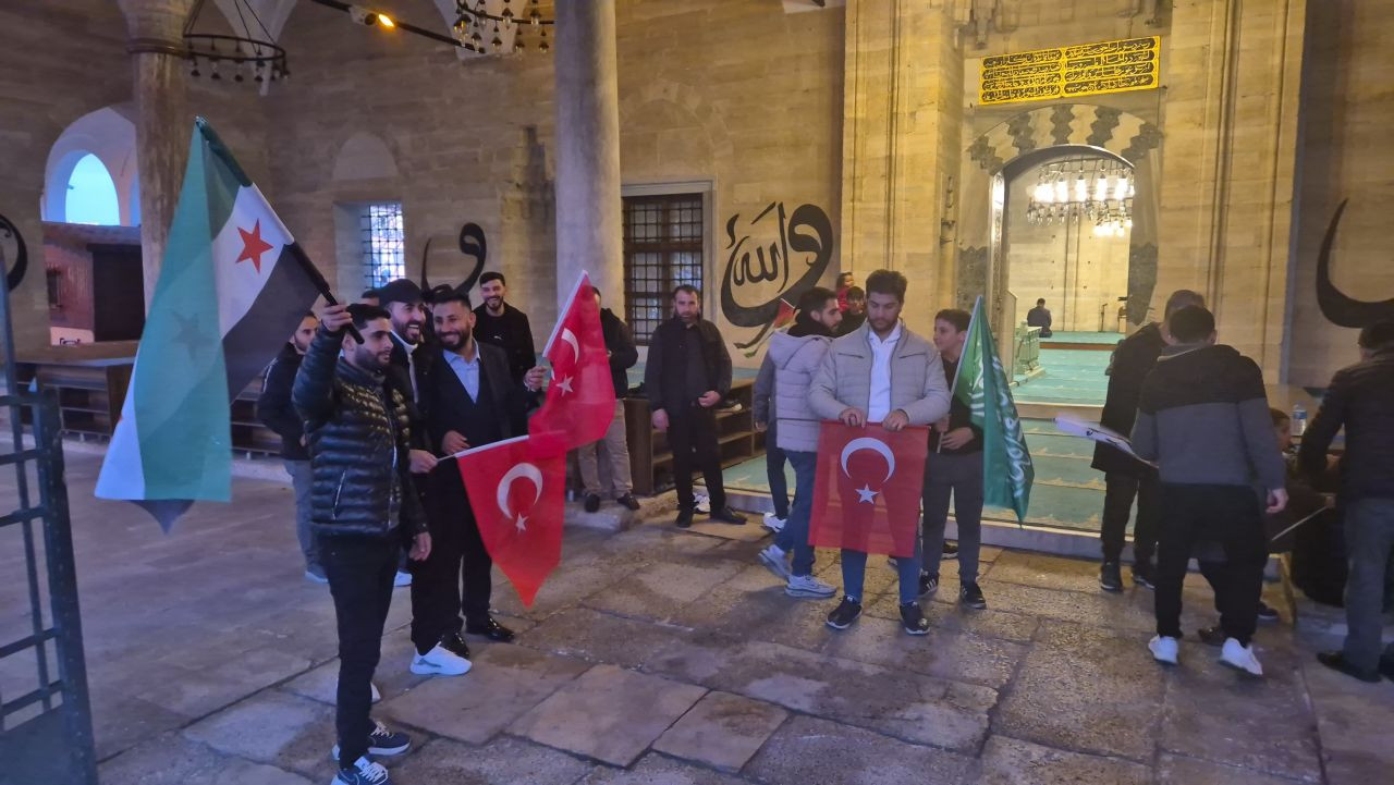 Tekirdağ’da Suriyelilerden Zafer Namazıyla Esad Rejiminin Düşüşüne Kutlama - Sayfa 3