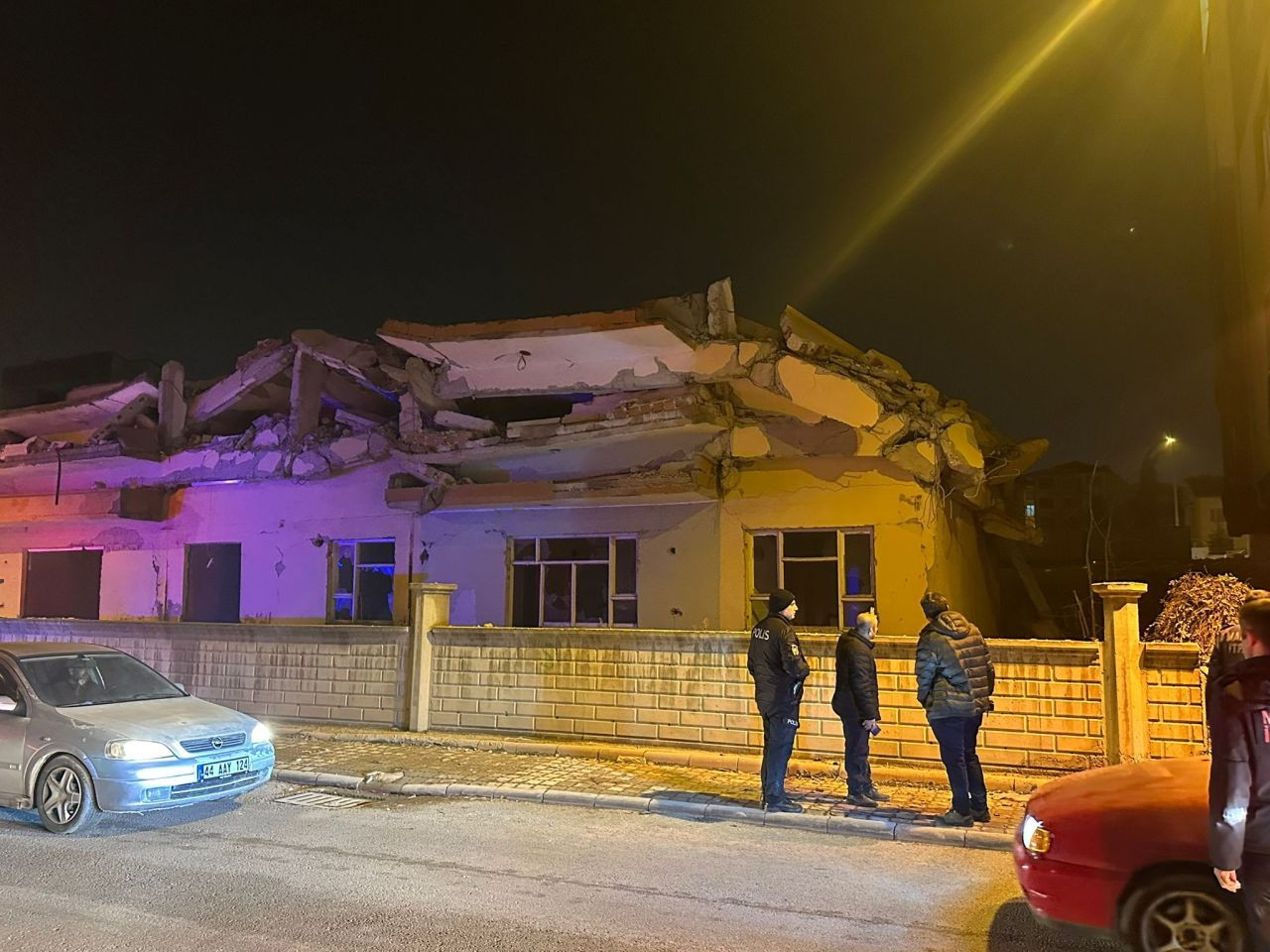 Malatya'da Deprem Hasarlı 4 Katlı Bina Çöktü - Sayfa 1