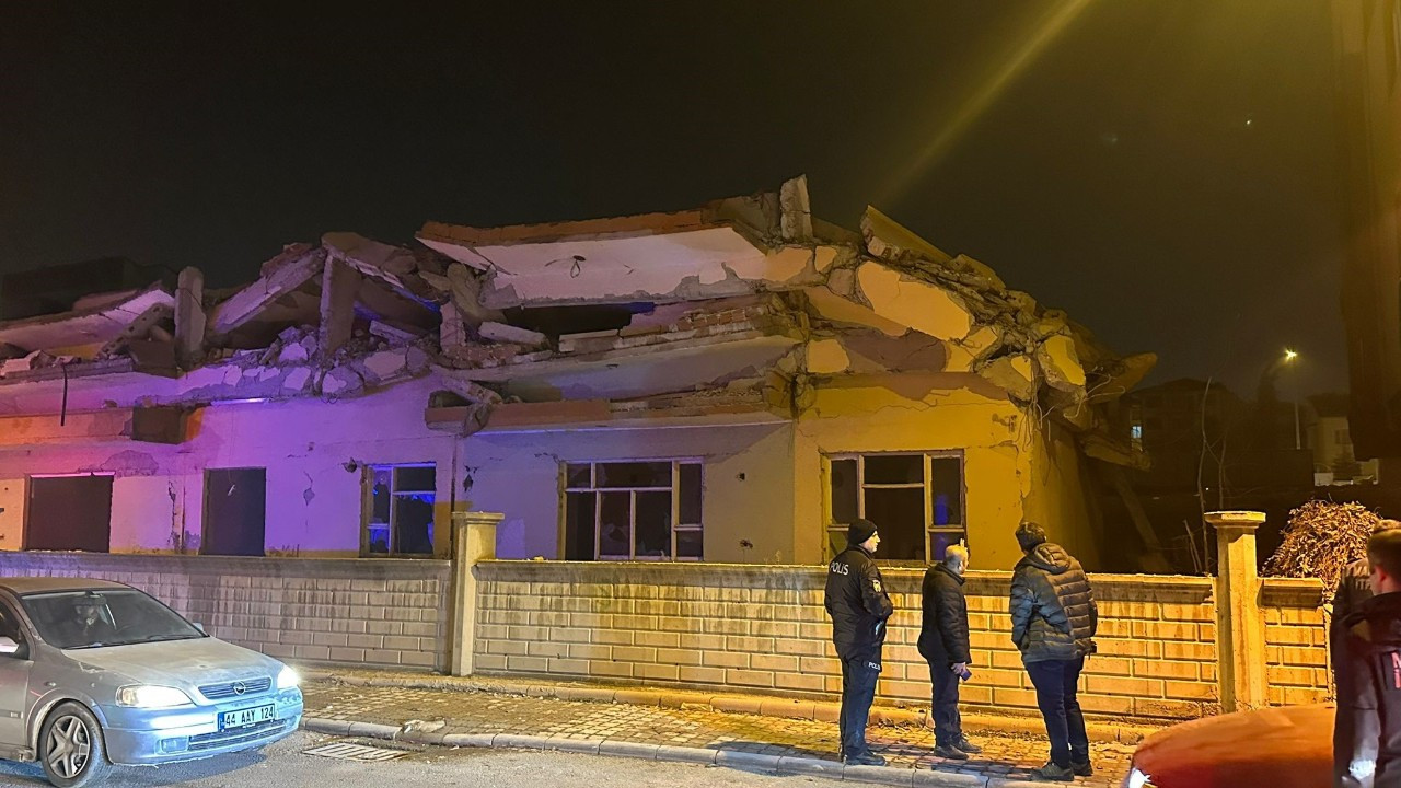 Malatya'da Deprem Hasarlı 4 Katlı Bina Çöktü