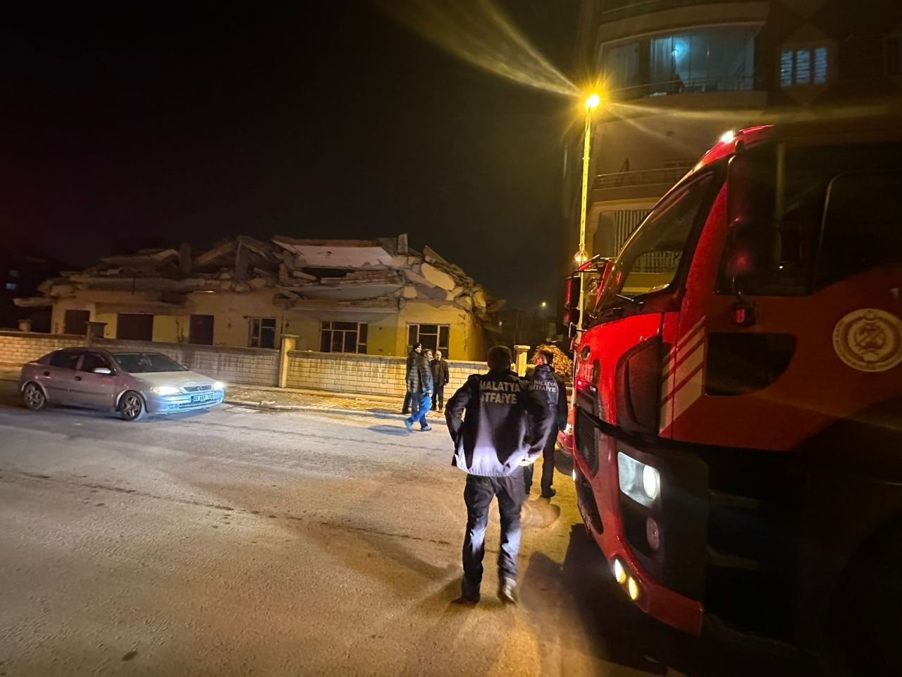 Malatya'da Deprem Hasarlı 4 Katlı Bina Çöktü - Sayfa 2