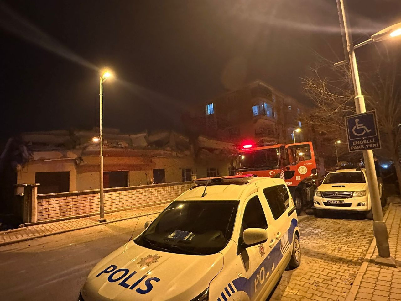 Malatya'da Deprem Hasarlı 4 Katlı Bina Çöktü - Sayfa 4