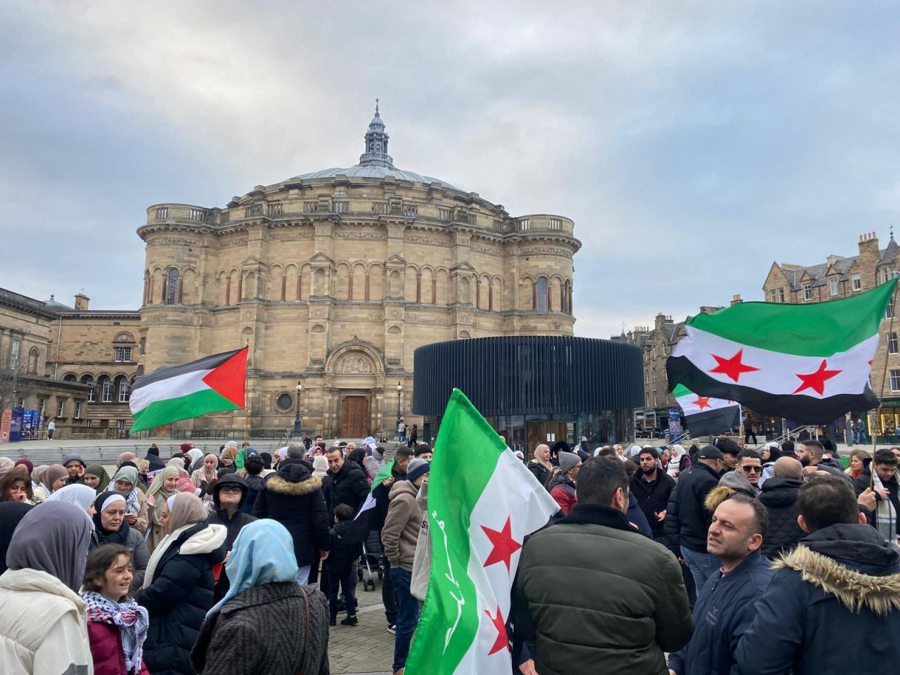 İskoçya’da Suriyelilerden Esad Rejiminin Çöküşüne Coşkulu Kutlama - Sayfa 1
