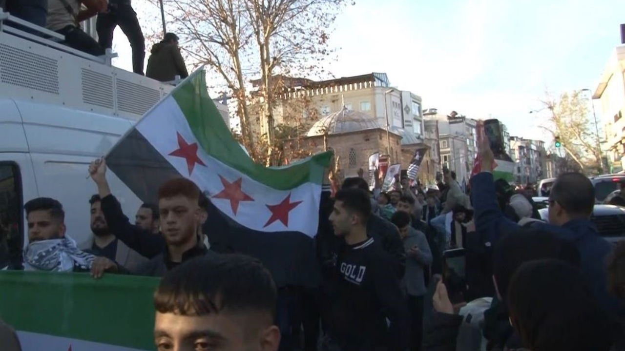 İstanbul'da Suriyelilerden Saraçhane'de Esed Rejiminin Sonuna Coşkulu Kutlama