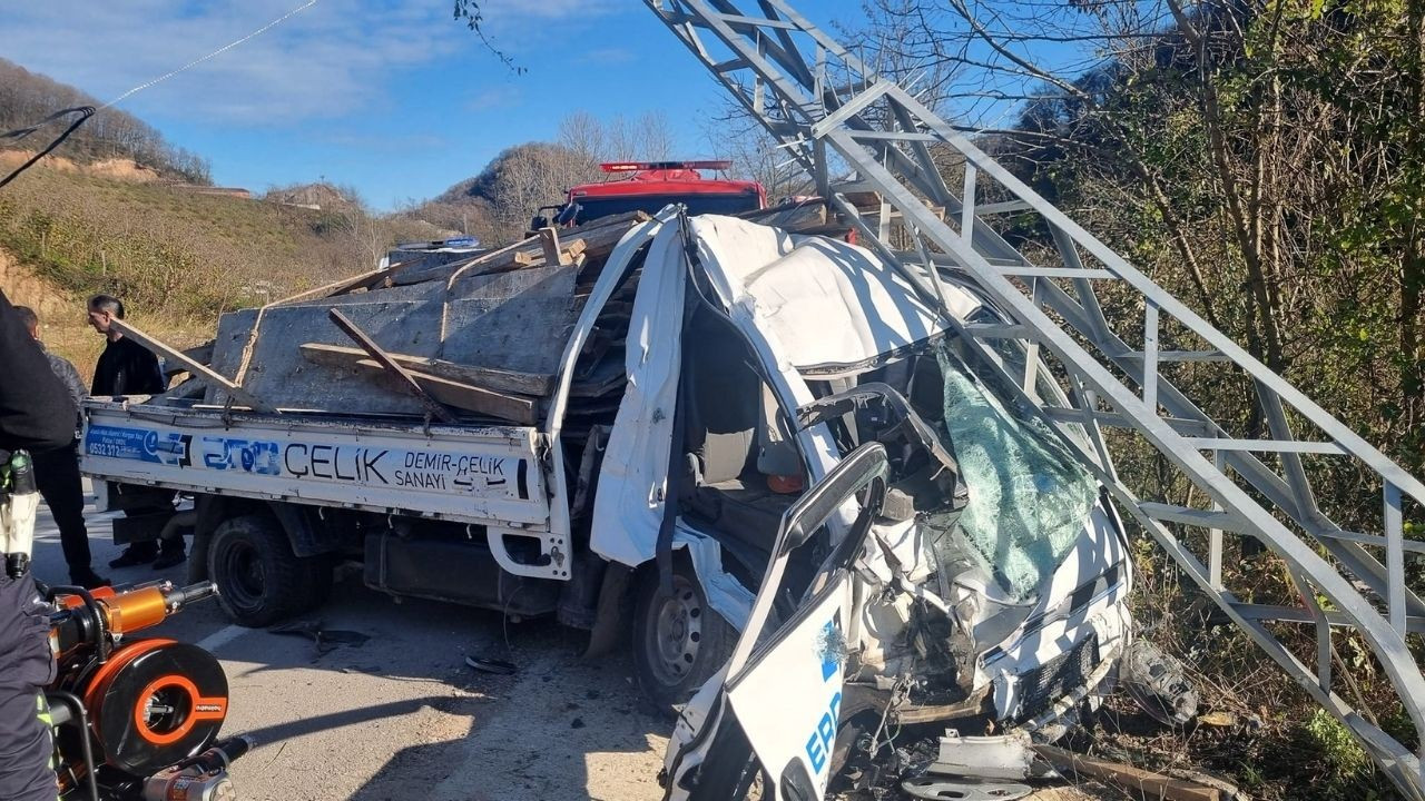 Lastiği patlayan kamyonet elektrik direğine çarptı: 2 yaralı