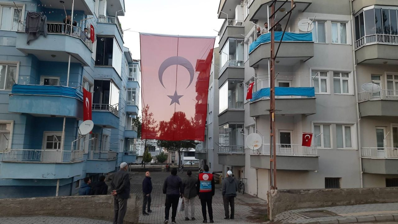 Şehit Olan Teğmen Tunahan Dağlı'nın Baba Evine Türk Bayrağı Asıldı - Sayfa 1