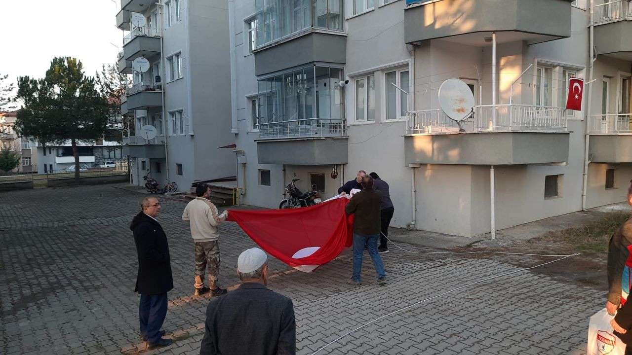 Şehit Olan Teğmen Tunahan Dağlı'nın Baba Evine Türk Bayrağı Asıldı - Sayfa 3