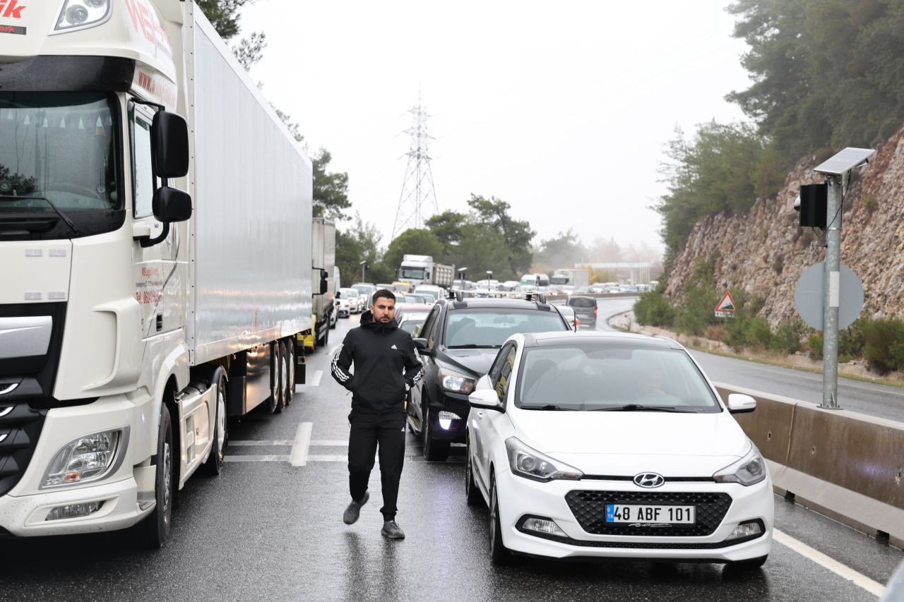 Muğla’da Yolcu Otobüsü Bariyerlere Çarptı: Trafik Saatlerce Durdu - Sayfa 2