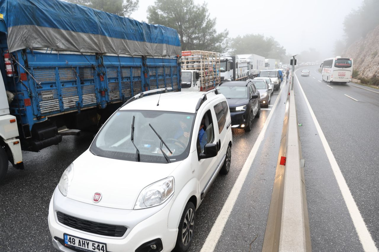 Muğla’da Yolcu Otobüsü Bariyerlere Çarptı: Trafik Saatlerce Durdu - Sayfa 3