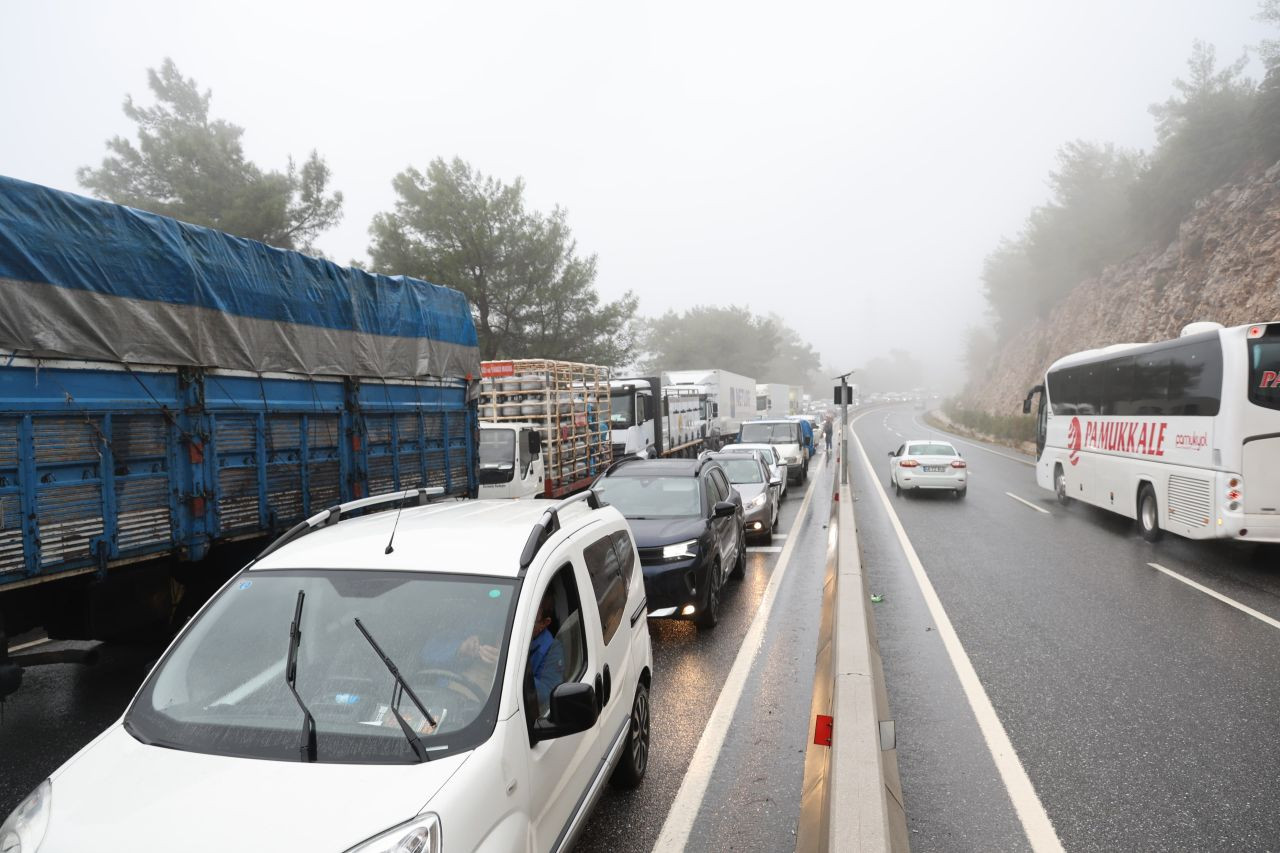 Muğla’da Yolcu Otobüsü Bariyerlere Çarptı: Trafik Saatlerce Durdu - Sayfa 4