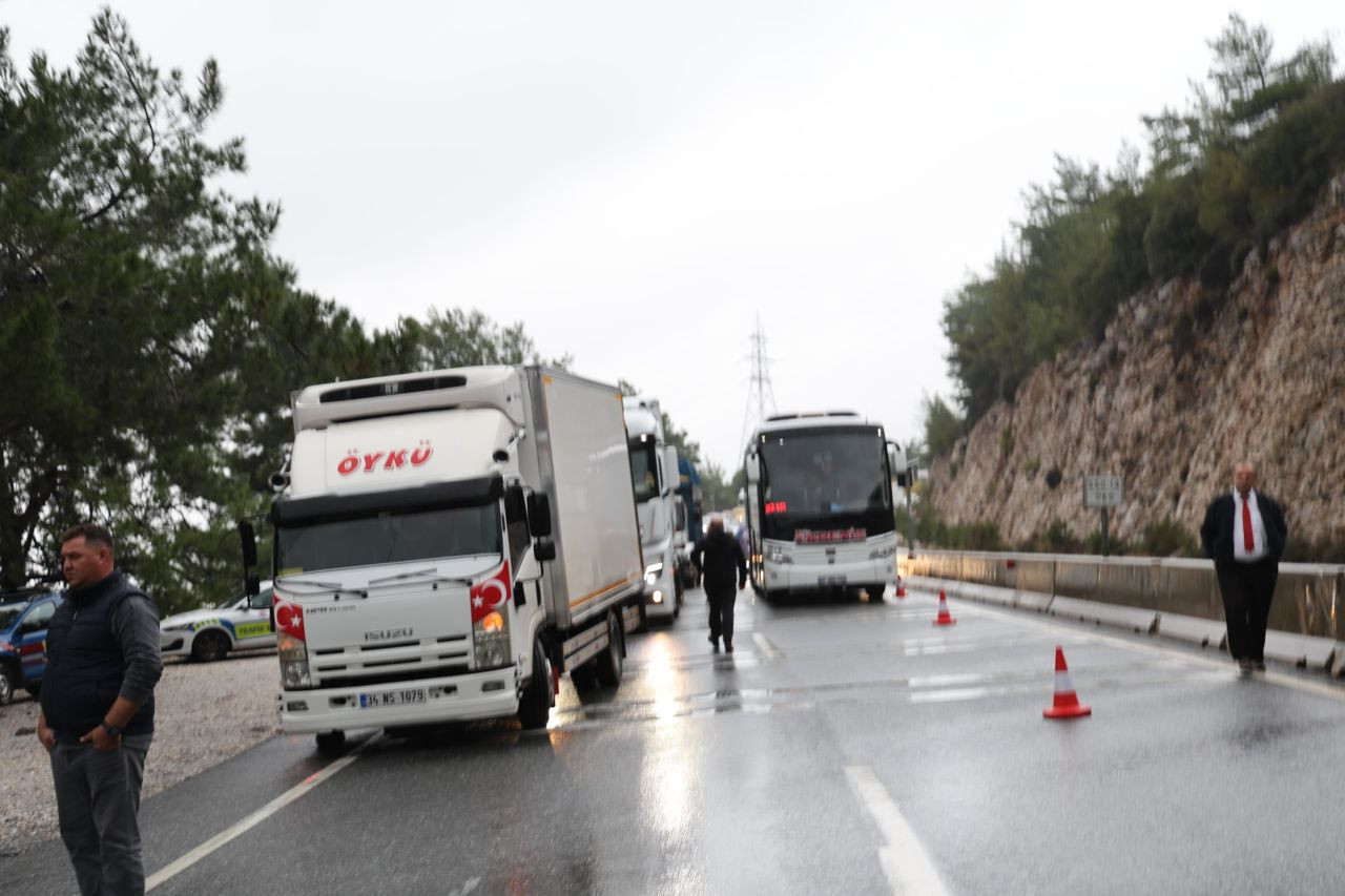 Muğla’da Yolcu Otobüsü Bariyerlere Çarptı: Trafik Saatlerce Durdu - Sayfa 6