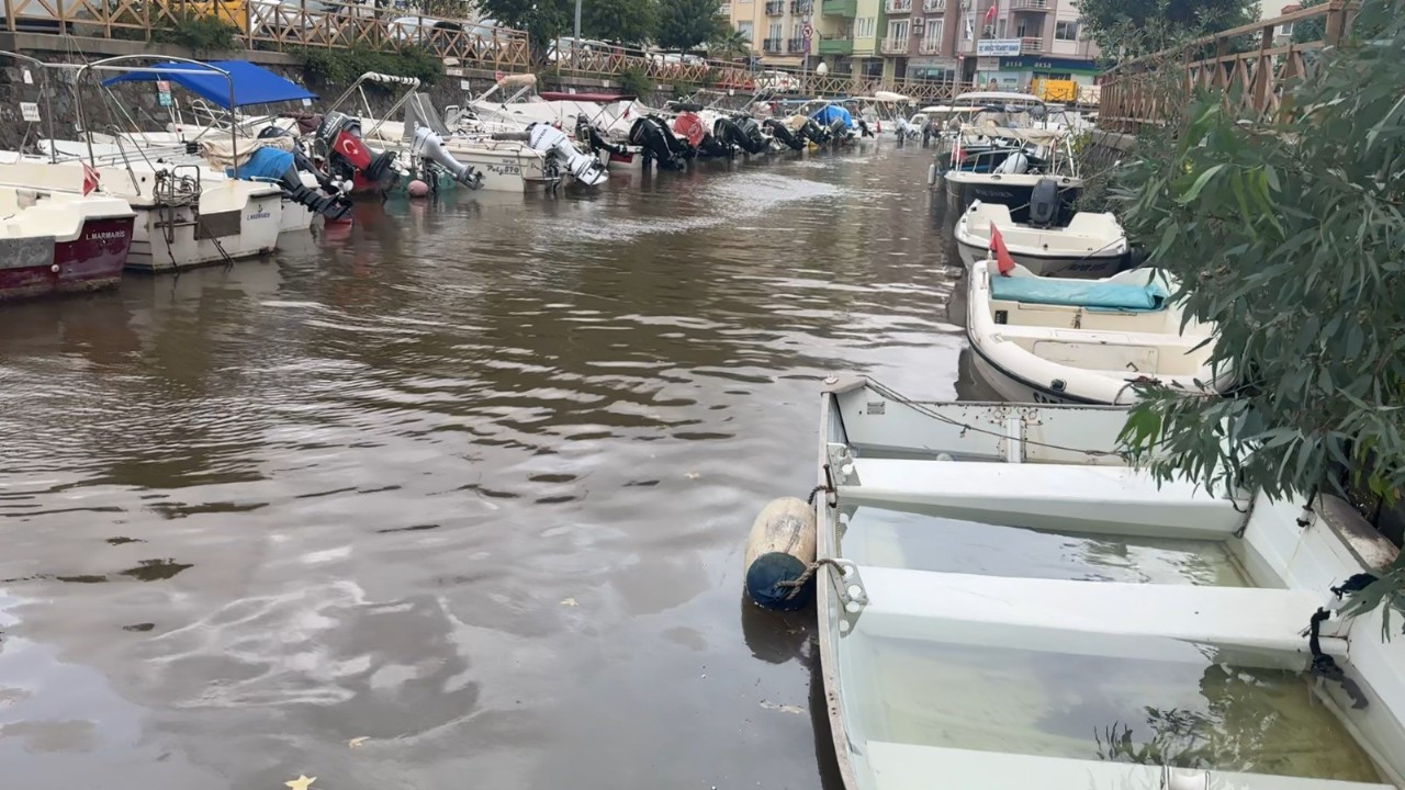 Marmaris’te Rekor Yağış: Balıkçı Tekneleri Batma Tehlikesiyle Karşı Karşıya