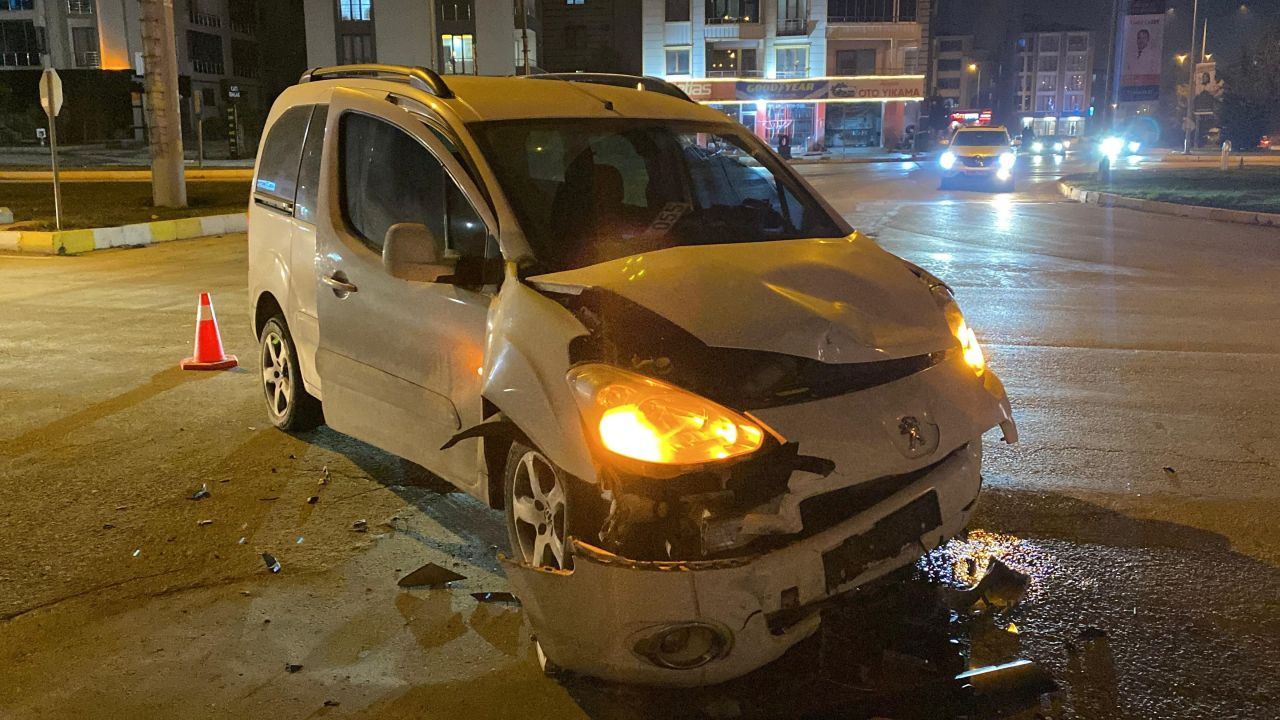Elazığ’da Ticari Araç ve Polis Aracı Çarpıştı: 4 Yaralı - Sayfa 1