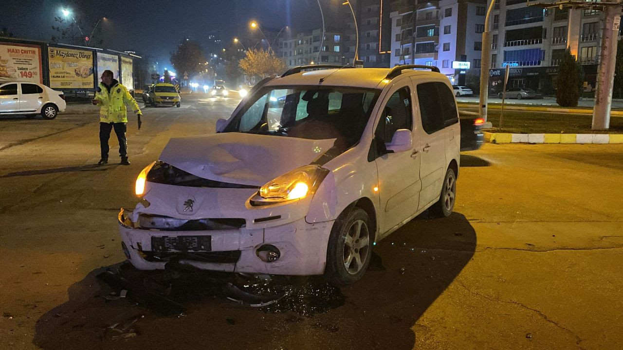 Elazığ’da Ticari Araç ve Polis Aracı Çarpıştı: 4 Yaralı - Sayfa 4