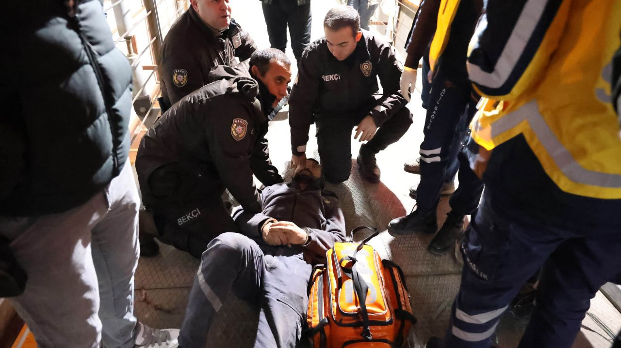 Aksaray’da Üst Geçitte İntihar Girişimi: Bekçiler Hayat Kurtardı - Sayfa 1
