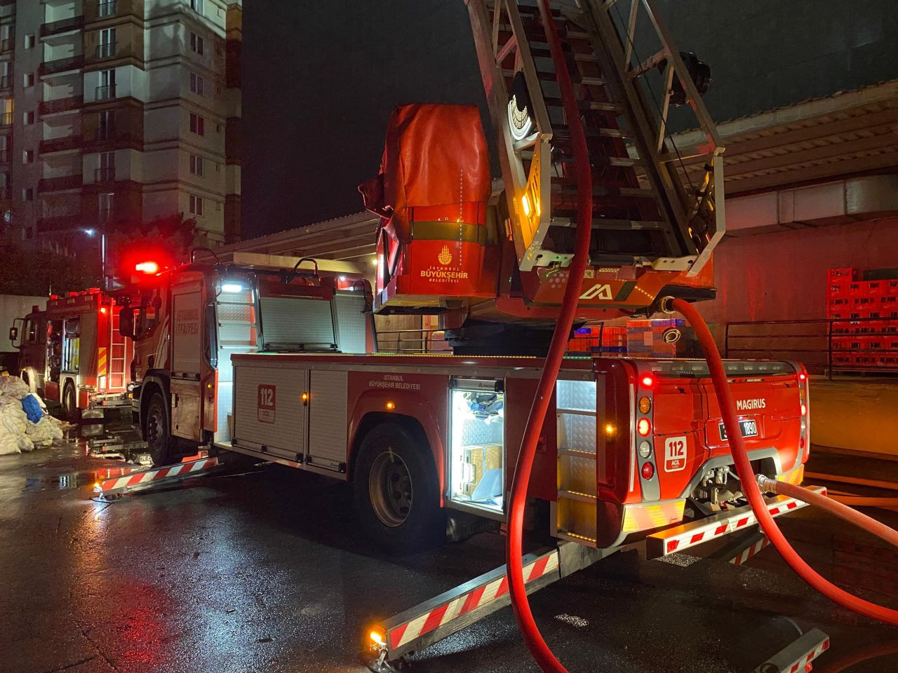 Ümraniye’de AVM’de Çıkan Yangın Korkuttu: Ekipler Seferber Oldu - Sayfa 1