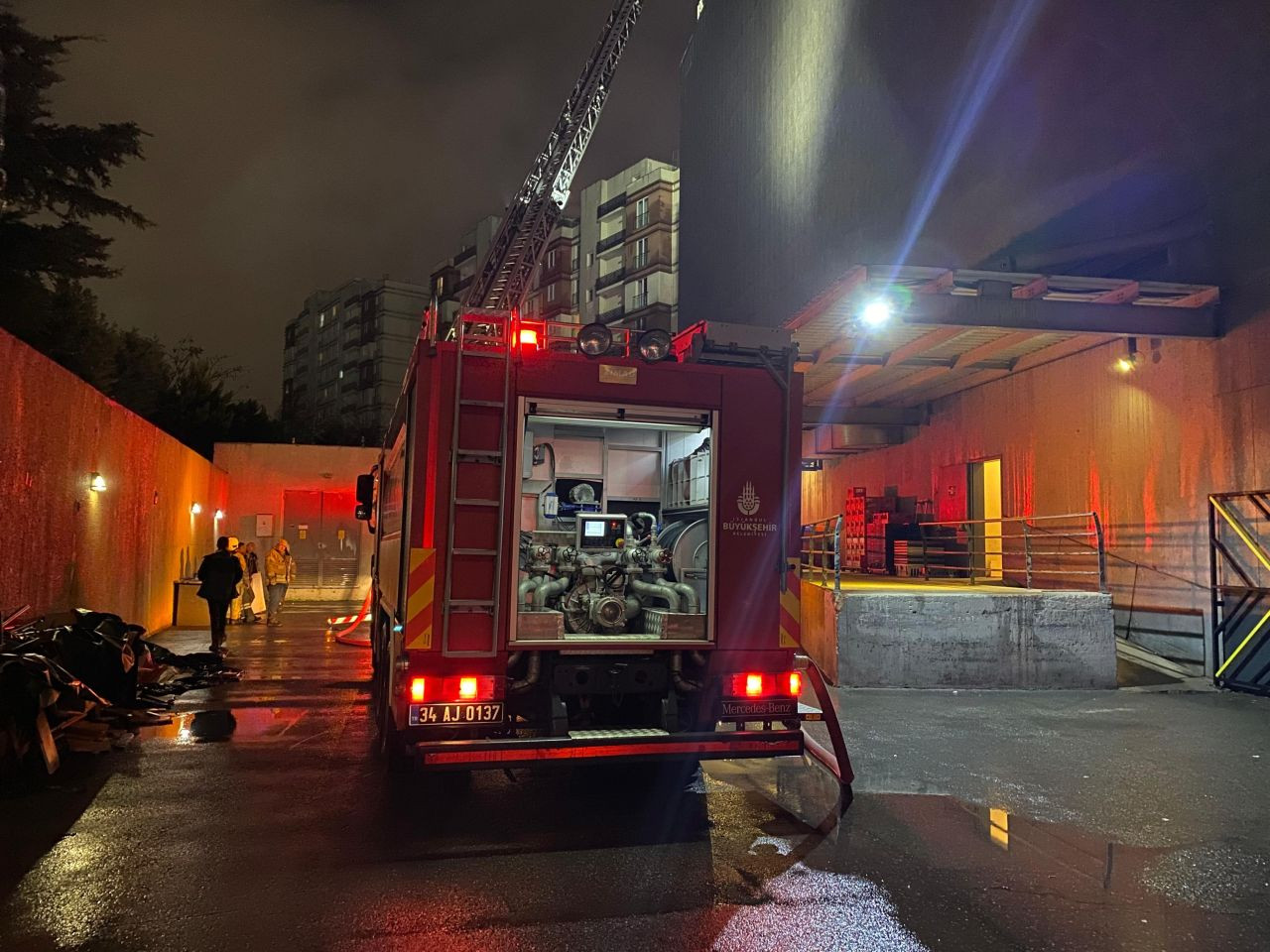 Ümraniye’de AVM’de Çıkan Yangın Korkuttu: Ekipler Seferber Oldu - Sayfa 4