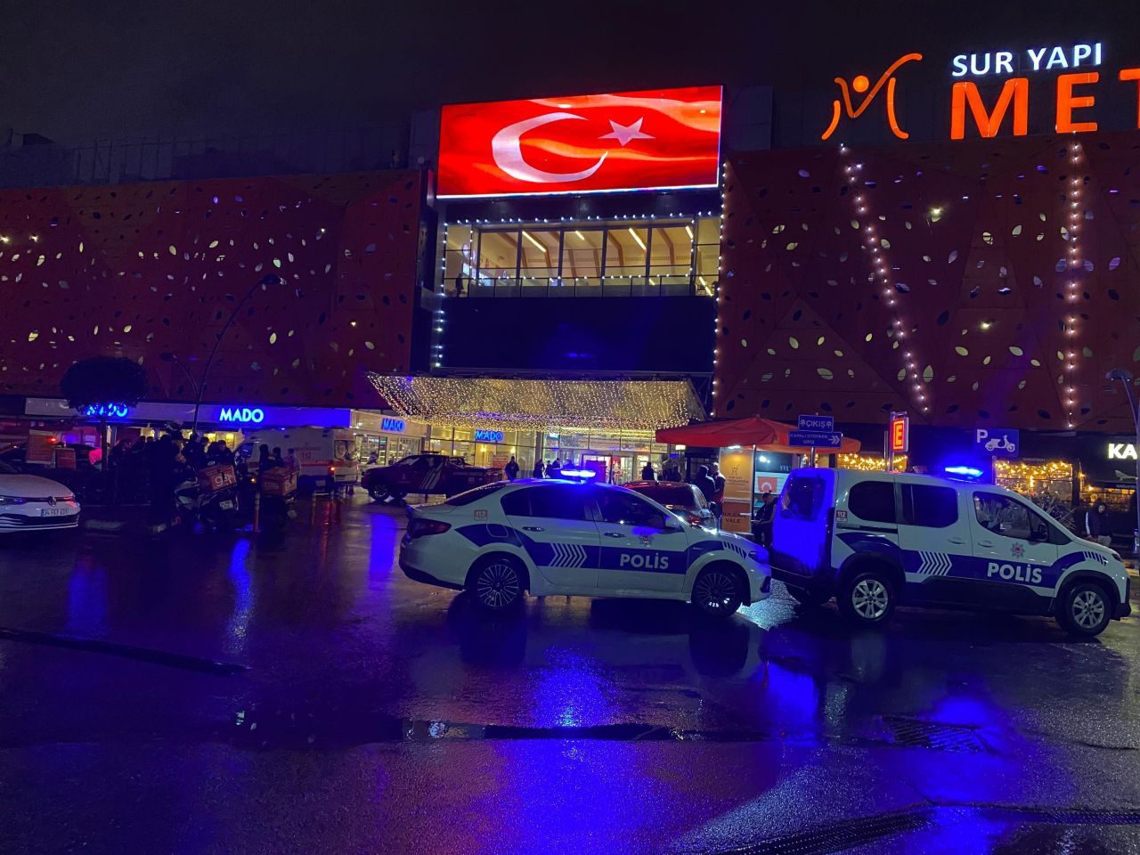 Ümraniye’de AVM’de Çıkan Yangın Korkuttu: Ekipler Seferber Oldu - Sayfa 5