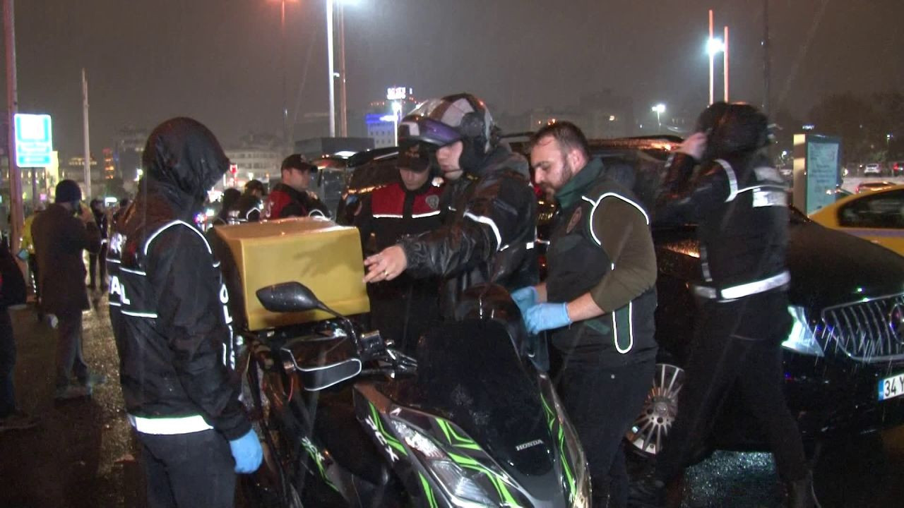 İstanbul Emniyet Müdürü Selami Yıldız, Taksim’de Denetimlere Katıldı - Sayfa 3