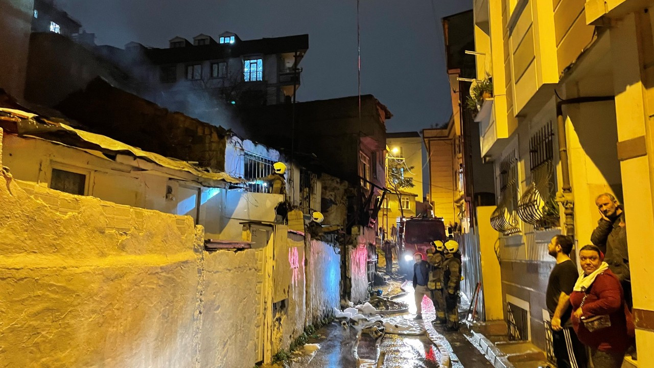 Eyüpsultan’da Gecekonduda Çıkan Yangın Paniğe Neden Oldu